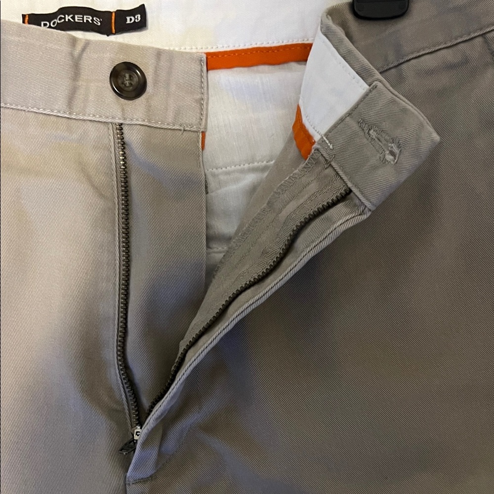 Dockers Men's Chinos in Light Khaki Tan - Picture 4 of 6